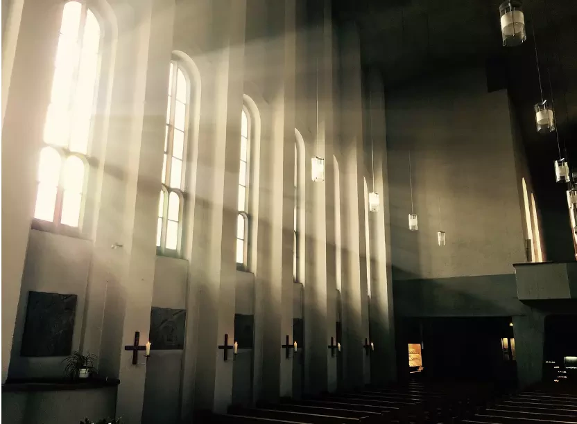 Déménagement et Foi : Comment la religion catholique me guide pas à pas ?